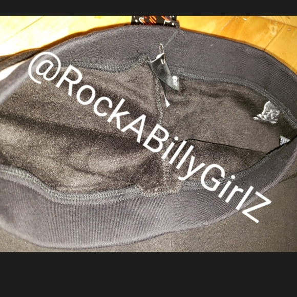 Sourpuss Embroidered Skull & Crossbones on Hip Thick Black Fleece Capri Pants - Picture 7 of 10